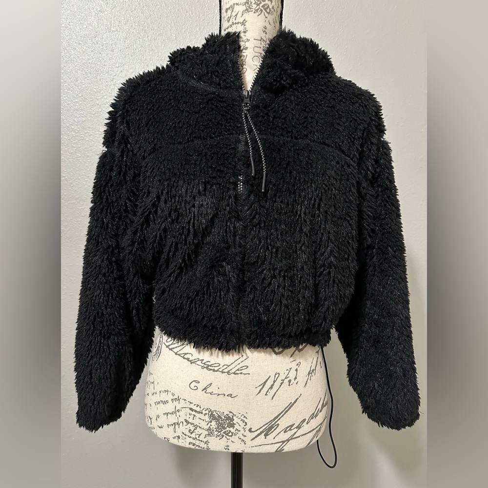 BDG teddy cropped hoodie black size small. Wore 2 times but too small.Still good